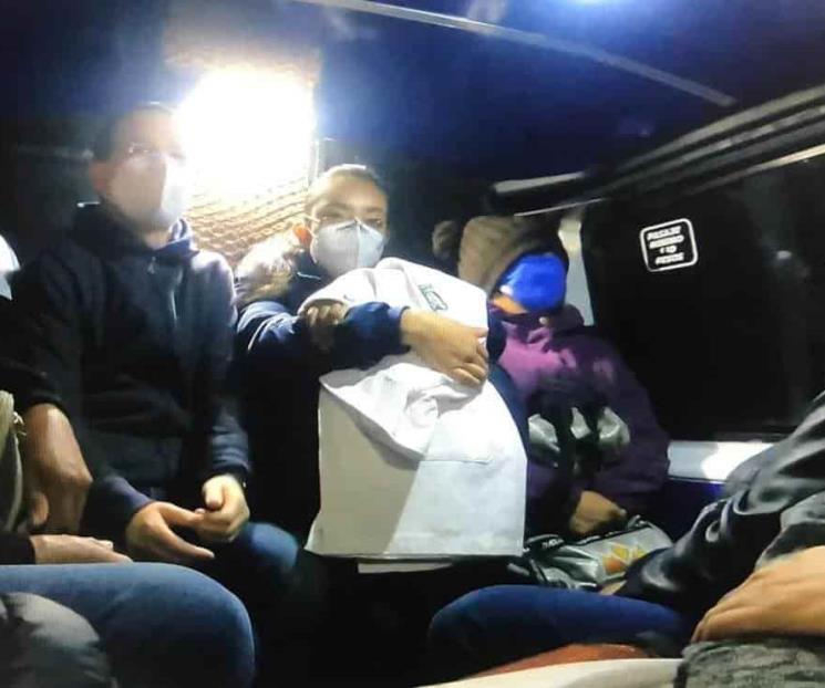 Anaya se sube a una combi para acompañar a enfermera