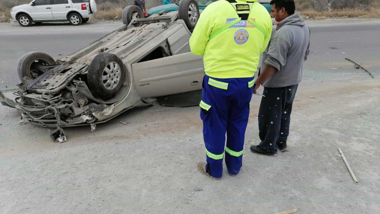 El conductor de un auto resultó lesionado luego de volcar su unidad