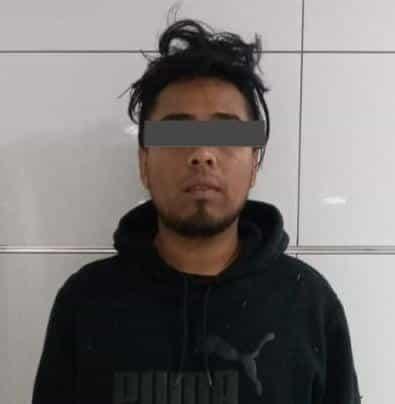 Detienen a conductor que trasladaba a cuatro indocumentados