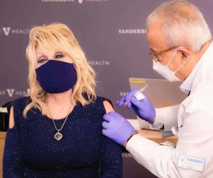 Dolly Parton recibe vacuna contra Covid-19