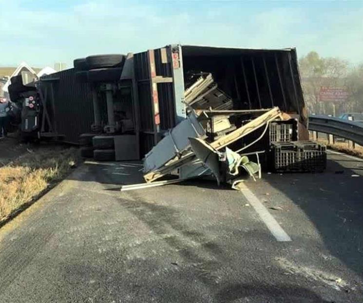 Vuelca tráiler en Linares