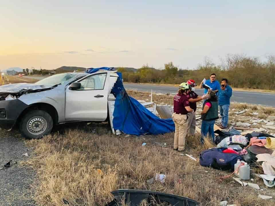La pareja terminó con diversas heridas, después de volcar su camioneta