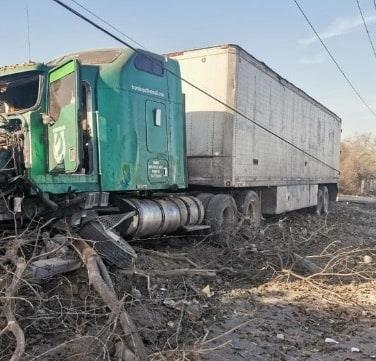 Pierde el control y destroza tráiler