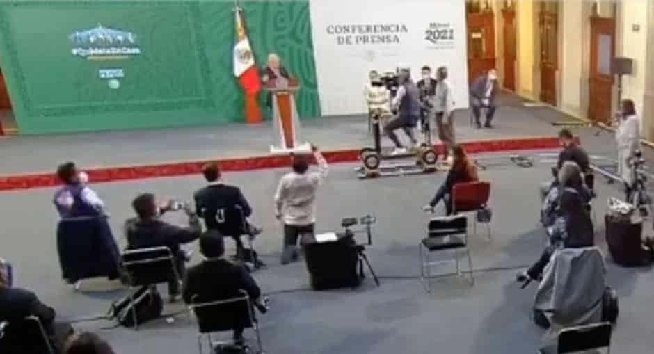 Presunto reportero se arrodilla ante AMLO para pedir palabra