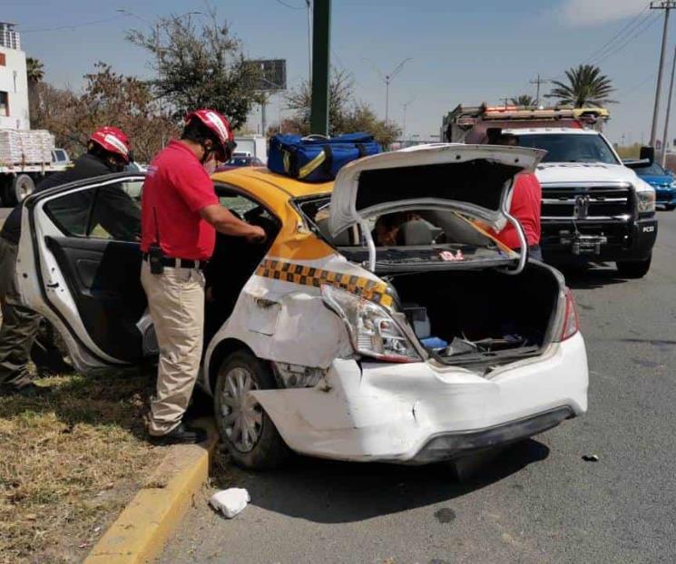 Volcadura deja 3 lesionados en Av. Constitución