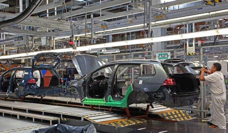 Producción automotriz cayó 29% en febrero