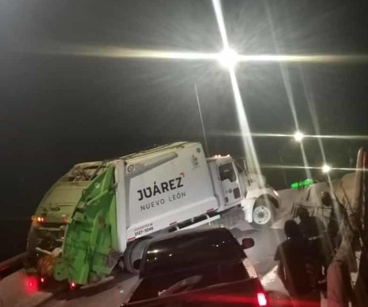 Bloquea camión puente de acceso