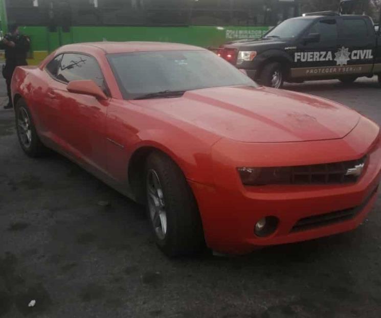 Arrestan a 2 hombres a bordo de auto con reporte de robo
