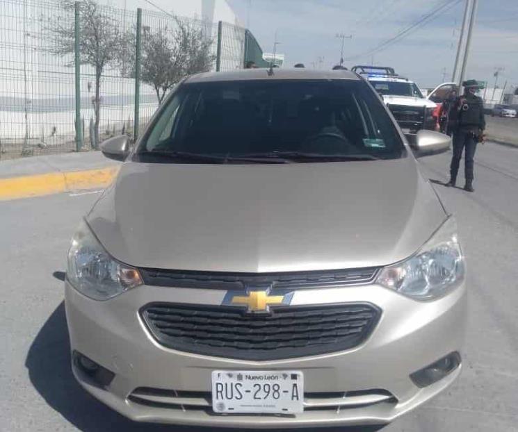 Detienen a 2 hombres en auto robado
