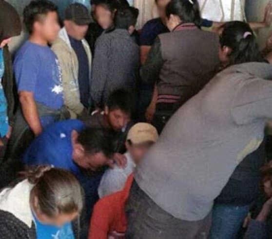 Caen 2 polleros con 17 migrantes