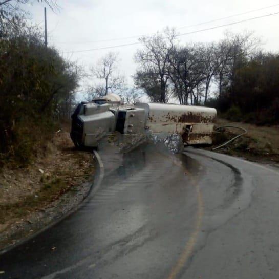 Vuelca pipa cargada con agua