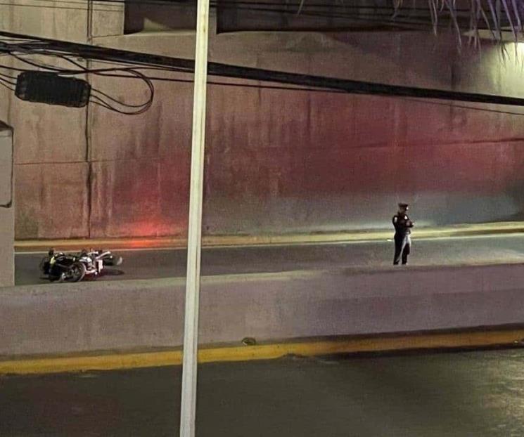 Derrapa, cae de motocicleta y muere