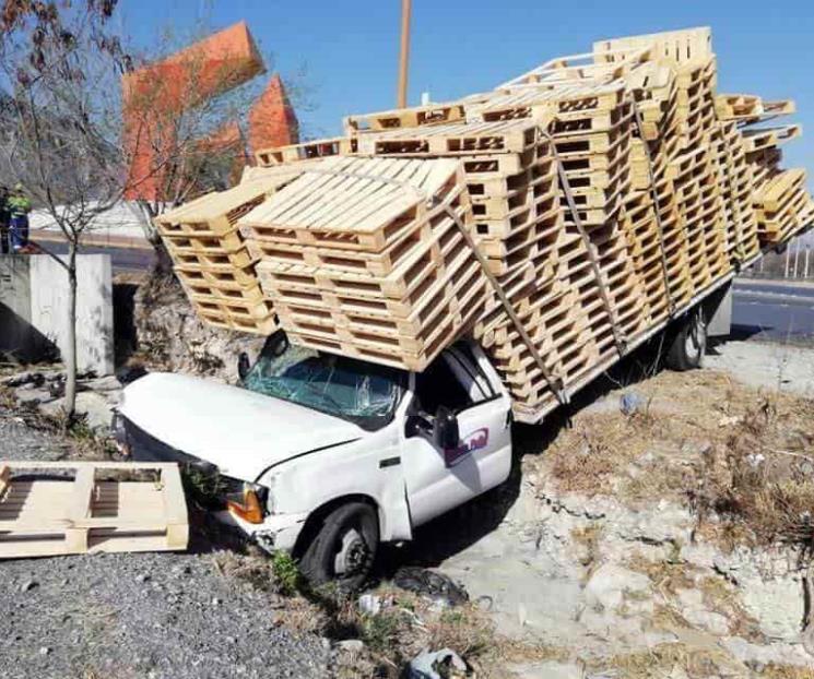 Le fallan frenos, cae a un arroyo