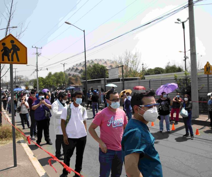 Aplican primera dosis a médicos rezagados