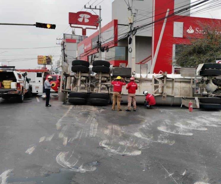 Vuelca pipa tras chocar con taxi