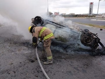 Se salvó de morir calcinado, después de estrellar su automóvil contra un muro