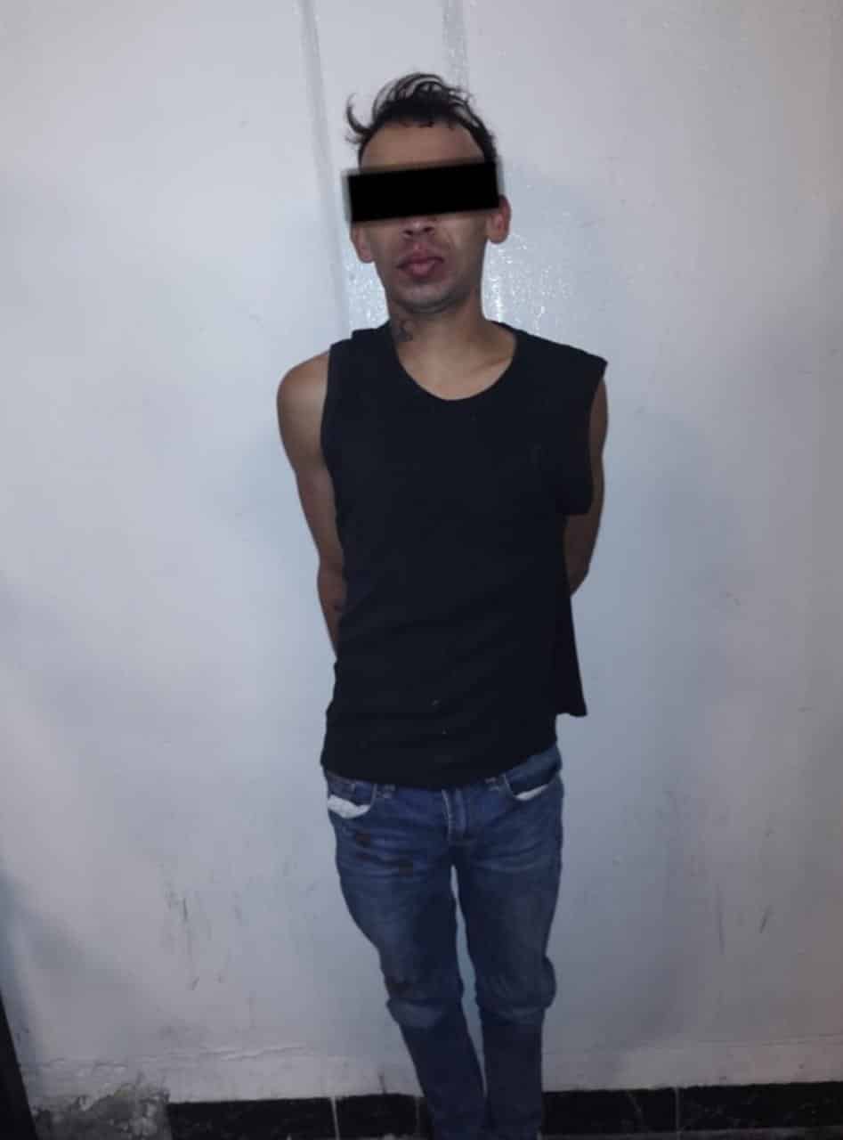 Lo sometieron a una revisión y le encontraron un arma de fuego tipo escopeta, y 11 envoltorios con cristal