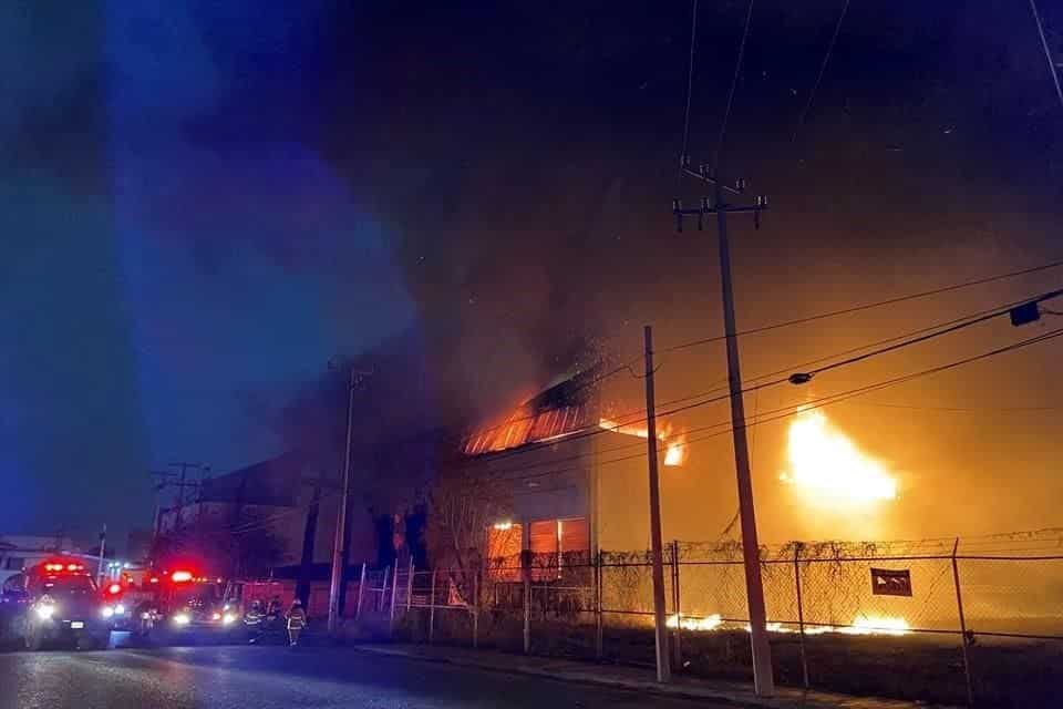 Reportaron un incendio de una empresa recicladora de partes electrónicas