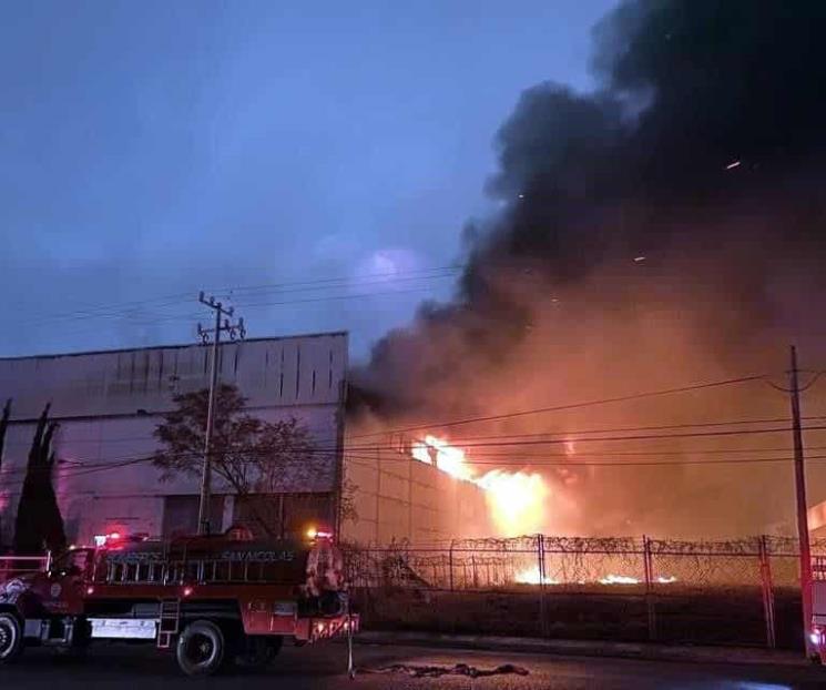 Arde empresa recicladora en Apodaca
