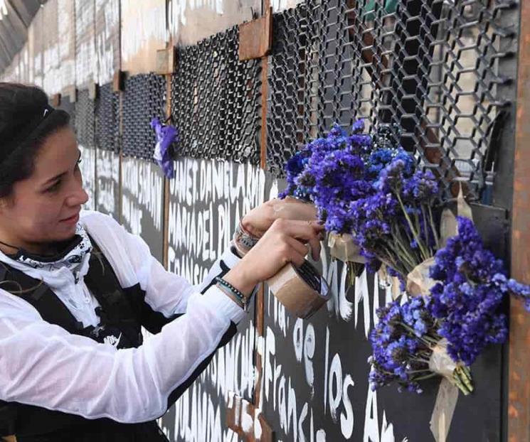 Surge llenemos el muro de flores frente a Palacio Nacional