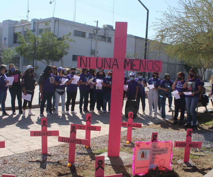 Colectivo crea antimonumento por feminicidios en La Laguna