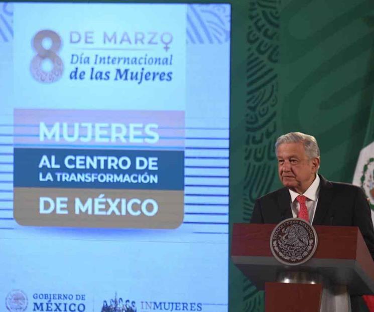 Día Internacional de la Mujer no es para felicitar: AMLO