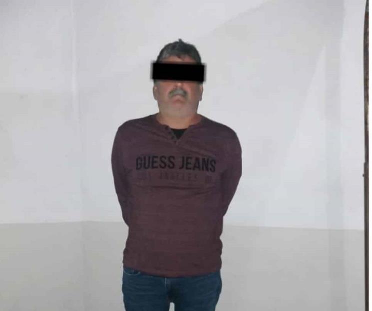 Dispara fiestero contra policías