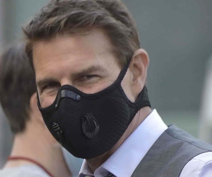 Tom Cruise hace visita sorpresa a un centro de vacunación