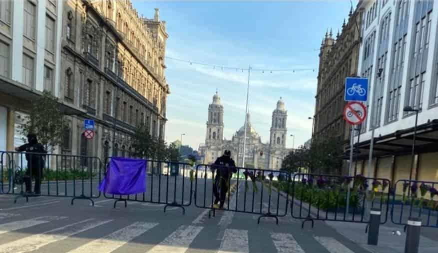 Cierran accesos al Zócalo previo a marcha de mujeres
