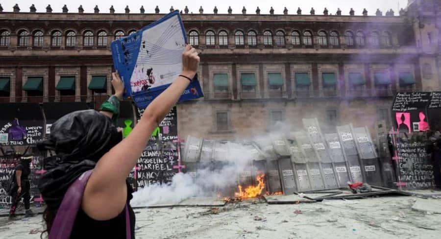 Presidente, rompa el pacto, exigen mujeres a AMLO