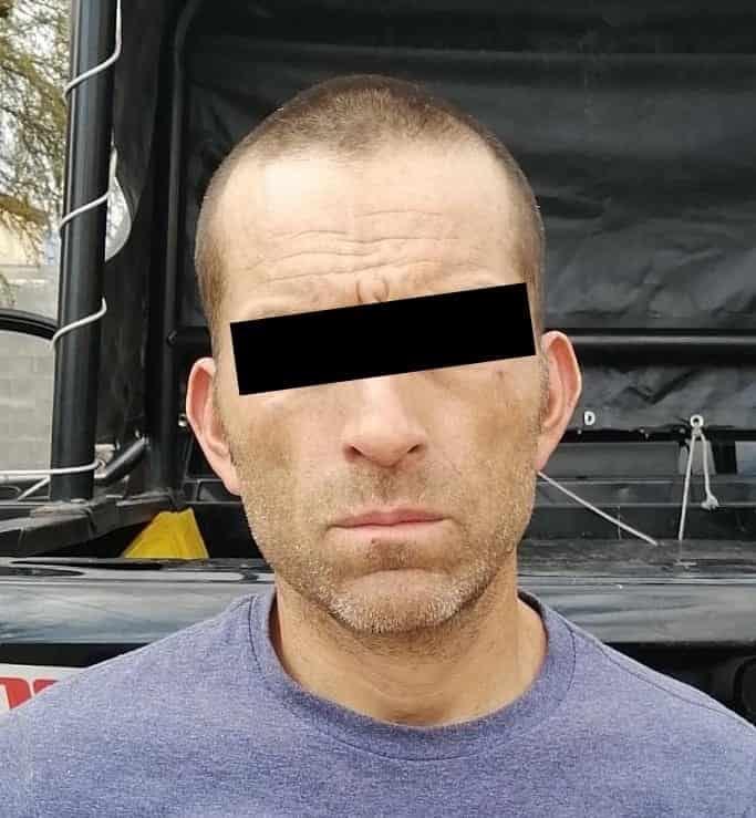 Agrede a pedradas a policías