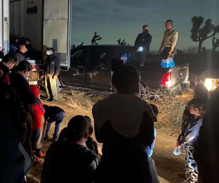 Descubren a migrantes en caja de tráiler