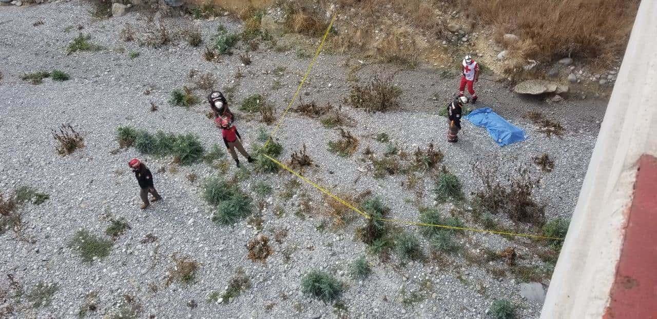 Muere hombre al caer de puente en el Río Santa Catarina
