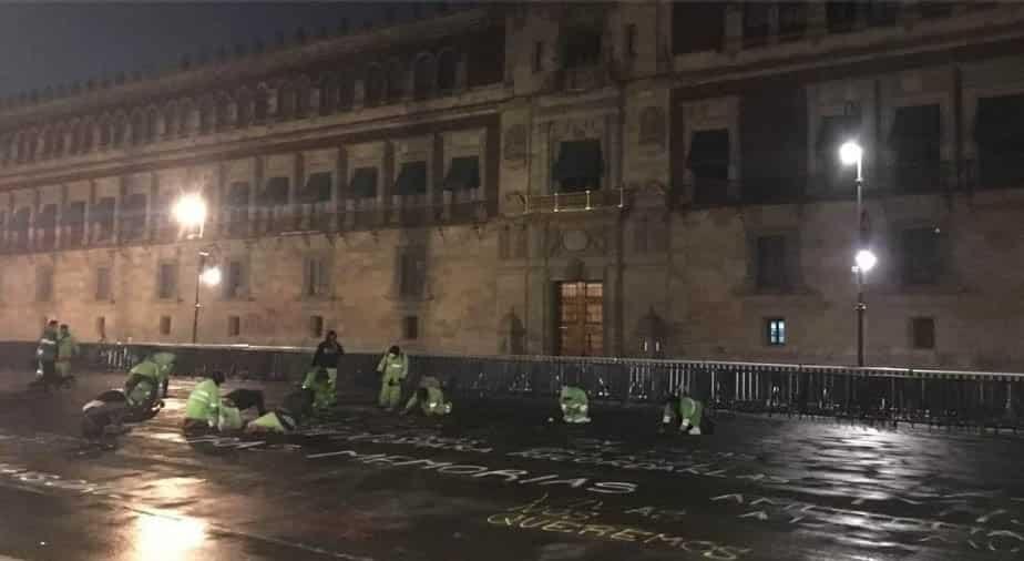 Retiran vallas de Palacio Nacional tras marcha del 8M