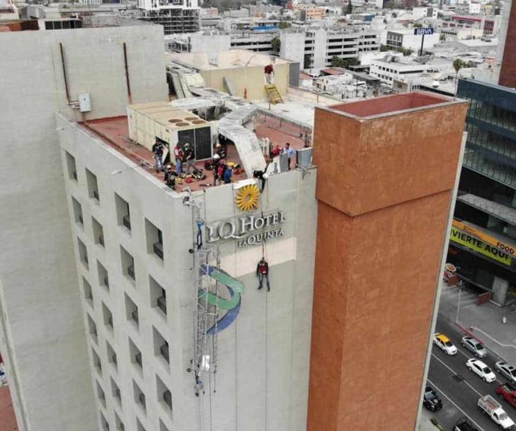 Quedan trabajadores colgando de edificio