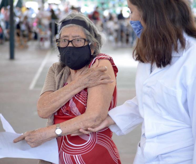 Entre reclamos y largas filas, por fin reciben dosis