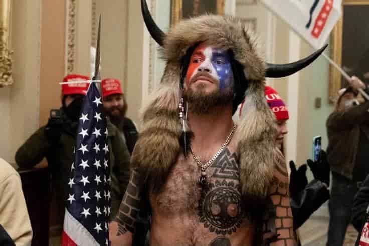Juez niega libertad a Chansley, el bisonte del Capitolio
