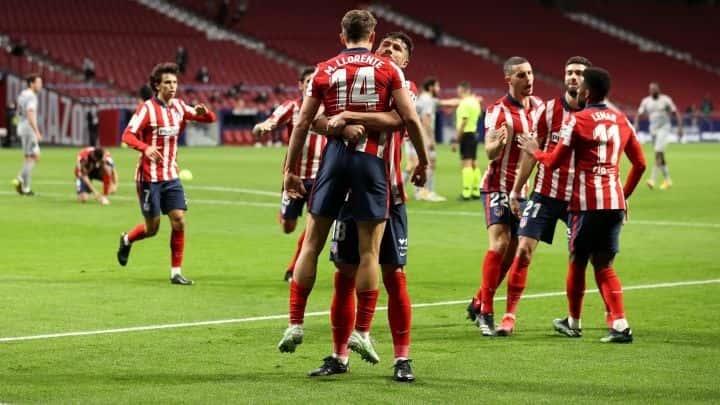 El líder Atlético vence apuradamente al Athletic