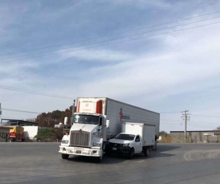 Chocan tráiler y camioneta en Allende