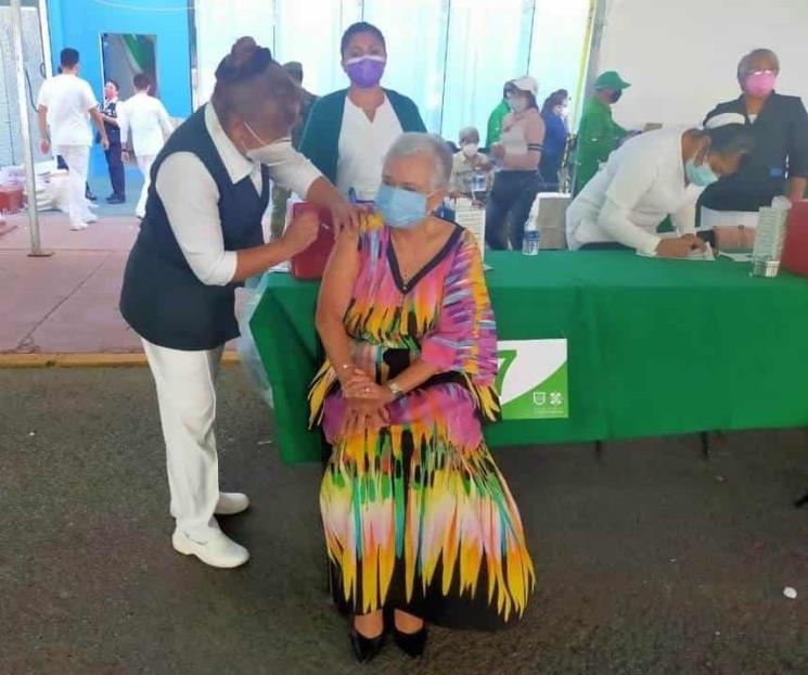 Recibe Sánchez Cordero vacuna antiCovid