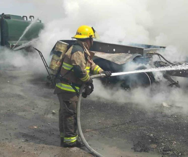 Arde tráiler en Apodaca