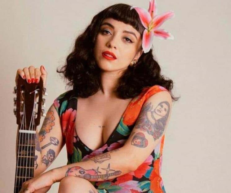 Pide Mon Laferte a AMLO romper el pacto patriarcal