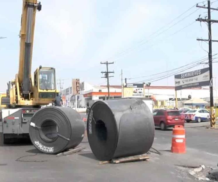 Vuelca tráiler cargado con rollos de acero