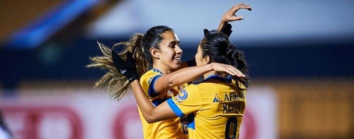 Felinas ganan y siguen de líderes