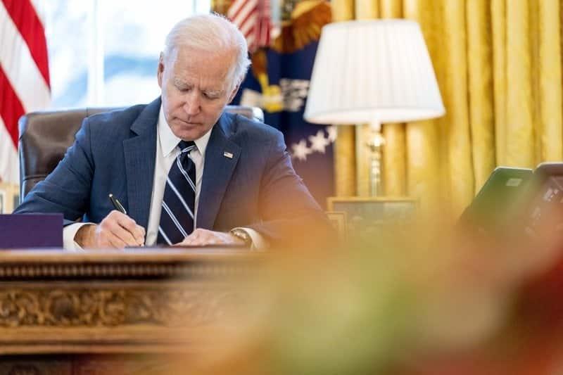 Promulga Biden paquete de ayuda económica