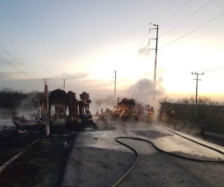 Deja 11 muertos choque entre pipa y transporte público