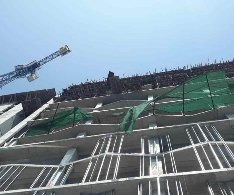Fallece trabajador al caer de edificio en Mitras Norte