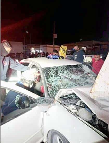 El conductor terminó atrapado dentro de su coche, al estrellarse contra la caja de un tráiler