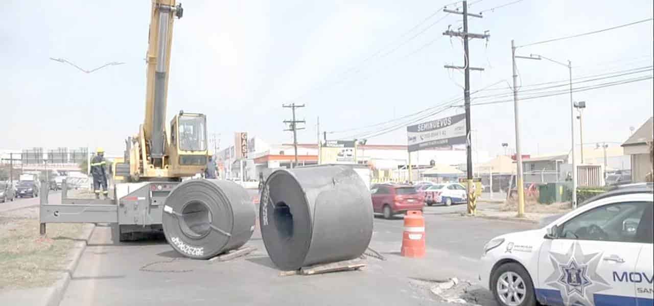 El tráiler cargaba dos rollos de acero de más de 25 toneladas de peso