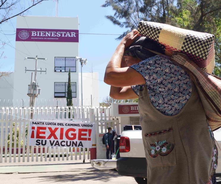 Reanudan la vacunación tras protestas y bloqueos